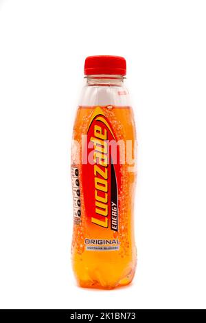 Irvine, Schottland, Großbritannien - 20. August 2022: Original-Energy-Drink der Marke Lucozade aus recycelbarer Plastikflasche und -Kappe Stockfoto