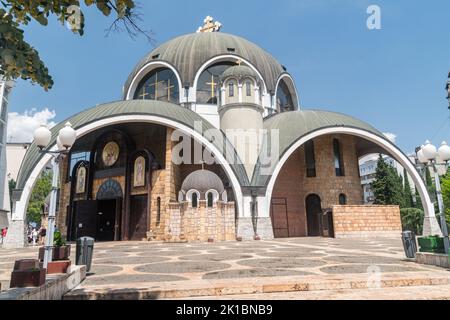 Skopje, Nordmakedonien - 5. Juni 2022: Kirche des heiligen Klemens von Ohrid. Die orthodoxe Kathedralkirche wurde von Slavko Brezovski entworfen und geweiht Stockfoto