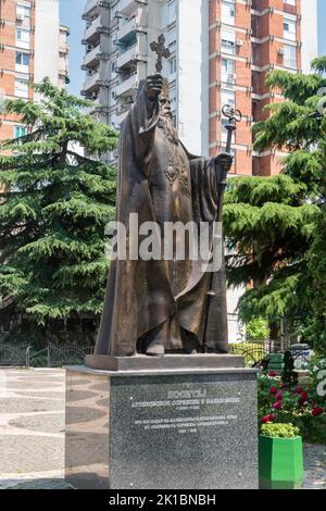 Skopje, Nordmakedonien - 5. Juni 2022: Statue von Dositej II., Erzbischof von Ohrid und Mazedonien. Stockfoto