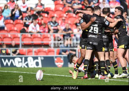 St. Helens, Großbritannien. 17.. September 2022 - Kallum Watkins (3) von Salford Red Devils feiert den Versuch. Rugby League Betfred Super League Semi Final, St. Helens vs Salford Red Devils at Totally Wicked Stadium, St. Helens, Großbritannien Credit: Dean Williams/Alamy Live News Stockfoto