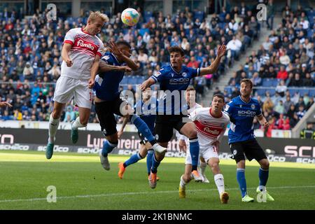 Bielefeld, Deutschland. 17. September 2022. Fußball: 2. Bundesliga, Arminia Bielefeld - Holstein Kiel, Matchday 9, Schüco Arena. Kieler Timo Becker (l) gegen Bielefelder Andres Andrade. Quelle: Swen Pförtner/dpa - WICHTIGER HINWEIS: Gemäß den Anforderungen der DFL Deutsche Fußball Liga und des DFB Deutscher Fußball-Bund ist es untersagt, im Stadion und/oder vom Spiel aufgenommene Fotos in Form von Sequenzbildern und/oder videoähnlichen Fotoserien zu verwenden oder zu verwenden./dpa/Alamy Live News Stockfoto