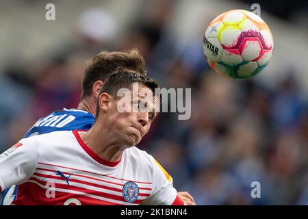 Bielefeld, Deutschland. 17. September 2022. Fußball: 2. Bundesliga, Arminia Bielefeld - Holstein Kiel, Matchday 9, Schüco Arena. Kieler Fabian Reese führt den Ball an. Quelle: Swen Pförtner/dpa - WICHTIGER HINWEIS: Gemäß den Anforderungen der DFL Deutsche Fußball Liga und des DFB Deutscher Fußball-Bund ist es untersagt, im Stadion und/oder vom Spiel aufgenommene Fotos in Form von Sequenzbildern und/oder videoähnlichen Fotoserien zu verwenden oder zu verwenden./dpa/Alamy Live News Stockfoto