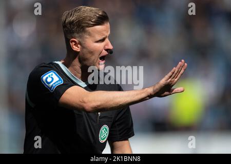 Bielefeld, Deutschland. 17. September 2022. Fußball: 2. Bundesliga, Arminia Bielefeld - Holstein Kiel, Matchday 9, Schüco Arena. Schiedsrichter Arne Aarniak Gesten. Quelle: Swen Pförtner/dpa - WICHTIGER HINWEIS: Gemäß den Anforderungen der DFL Deutsche Fußball Liga und des DFB Deutscher Fußball-Bund ist es untersagt, im Stadion und/oder vom Spiel aufgenommene Fotos in Form von Sequenzbildern und/oder videoähnlichen Fotoserien zu verwenden oder zu verwenden./dpa/Alamy Live News Stockfoto