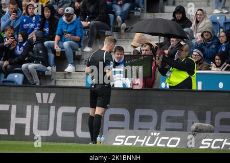 Bielefeld, Deutschland. 17. September 2022. Fußball: 2. Bundesliga, Arminia Bielefeld - Holstein Kiel, Matchday 9, Schüco Arena. Schiedsrichter Arne Aarniak steht an einem Bildschirm. Quelle: Swen Pförtner/dpa - WICHTIGER HINWEIS: Gemäß den Anforderungen der DFL Deutsche Fußball Liga und des DFB Deutscher Fußball-Bund ist es untersagt, im Stadion und/oder vom Spiel aufgenommene Fotos in Form von Sequenzbildern und/oder videoähnlichen Fotoserien zu verwenden oder zu verwenden./dpa/Alamy Live News Stockfoto