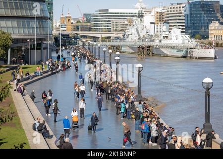 London, Großbritannien. September 17., 2022. Queens Walk, Southwark. Tausende von Menschen warten weiterhin in der Schlange an der Tower Bridge auf die Gelegenheit, den Sarg von Königin Elizabeth in der Westminster Hall zu sehen und ihre Achtung zu zollen. Penelope Barritt/Alamy Live News Stockfoto
