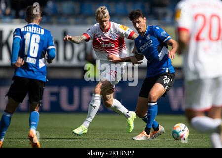 Bielefeld, Deutschland. 17. September 2022. Fußball: 2. Bundesliga, Arminia Bielefeld - Holstein Kiel, Matchday 9, Schüco Arena. Bielefelds Janni Serra (r) gegen Kielers Marvin Schulz. Quelle: Swen Pförtner/dpa - WICHTIGER HINWEIS: Gemäß den Anforderungen der DFL Deutsche Fußball Liga und des DFB Deutscher Fußball-Bund ist es untersagt, im Stadion und/oder vom Spiel aufgenommene Fotos in Form von Sequenzbildern und/oder videoähnlichen Fotoserien zu verwenden oder zu verwenden./dpa/Alamy Live News Stockfoto