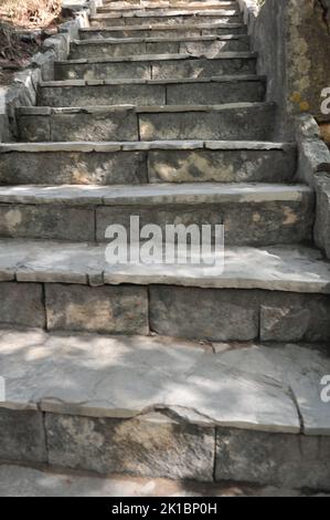 Alte Steintreppe nach oben. Vertikales Foto. Stockfoto