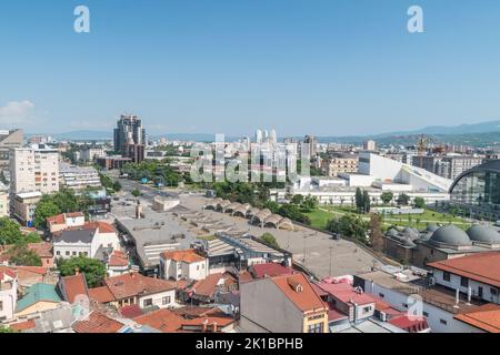 Skopje, Nordmakedonien - 5. Juni 2022: Panoramablick auf die Stadt Skopje von der Festung aus. Stockfoto