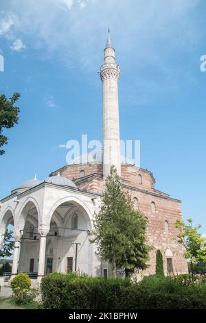 Mustafa-Pascha-Moschee, eine Moschee aus osmanischer Zeit, die sich im Alten Basar von Skopje, Nordmakedonien, befindet. Stockfoto
