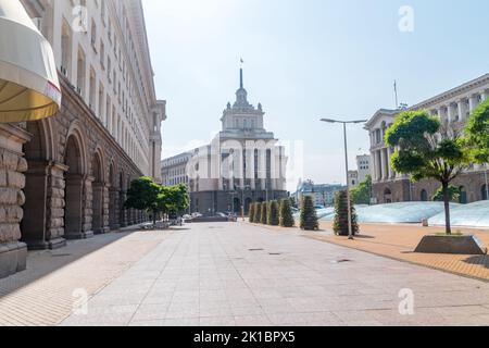 Sofia, Bulgarien - 6. Juni 2022: Bürohaus der Nationalversammlung (ehemaliges Haus der Kommunistischen Partei Bulgariens). Stockfoto