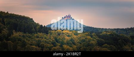 Blick auf die Burg Hohenzollern der Stammsitz des Kaiserhauses Hohenzollern. Das dritte von drei auf dem Hügel gebauten Schlössern ist die Loca Stockfoto