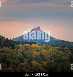 Blick auf die Burg Hohenzollern der Stammsitz des Kaiserhauses Hohenzollern. Das dritte von drei auf dem Hügel gebauten Schlössern ist die Loca Stockfoto