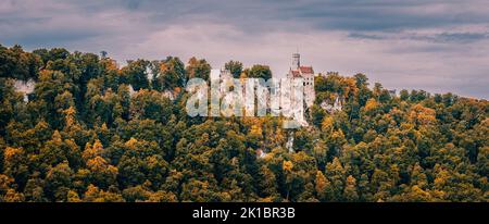 Ein breites Panoramabild von Schloss Lichtenstein, einem privat geführten neugotischen Schloss in der Schwäbischen Alb in Süddeutschland. Es war sehr desigig Stockfoto