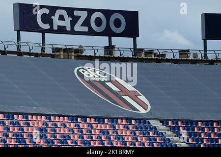 Bologna, Italien. 17. September 2022. Renato Dall'Ara Stadium, Bologna, Italien, 17. September 2022, Ein Blick auf das Renato Dallara Stadium in Bologna und seinen Hauptsponsor Cazoo während des FC Bologna gegen den FC Empoli - italienischer Fußball Serie A-Spiel Credit: Live Media Publishing Group/Alamy Live News Stockfoto