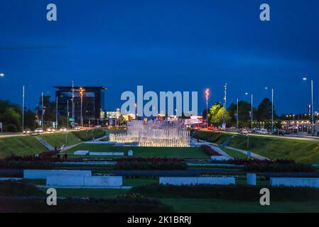 Park der Brunnen an der Straße von Hrvatske Bratske Zajednice in der Nacht, Zagreb, Kroatien Stockfoto