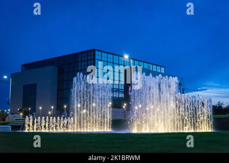 National- und Universitätsbibliothek in der Nacht und Brunnen im Park Inn an der Allee der Hrvatske bratske zajednice, Zagreb, Kroatien Stockfoto