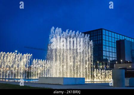 National- und Universitätsbibliothek in der Nacht und Brunnen im Park Inn an der Allee der Hrvatske bratske zajednice, Zagreb, Kroatien Stockfoto