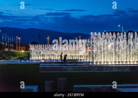 Park der Brunnen an der Straße von Hrvatske Bratske Zajednice in der Nacht, Zagreb, Kroatien Stockfoto