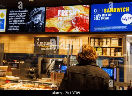 London, Großbritannien. 17. September 2022. Ein Schild in Greggs die Bäcker sagen, dass der Laden am 19.. September wegen der QueenÕs Beerdigung geschlossen werden. Kredit: Karl Black/Alamy Live Nachrichten Stockfoto