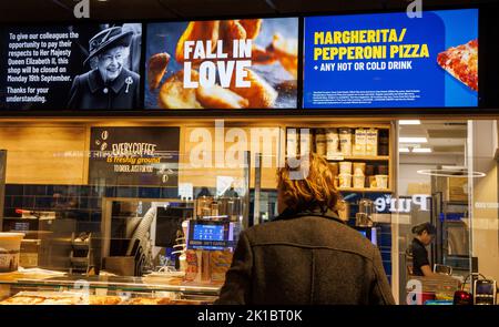 London, Großbritannien. 17. September 2022. Ein Schild in Greggs die Bäcker sagen, dass der Laden am 19.. September wegen der QueenÕs Beerdigung geschlossen werden. Kredit: Karl Black/Alamy Live Nachrichten Stockfoto