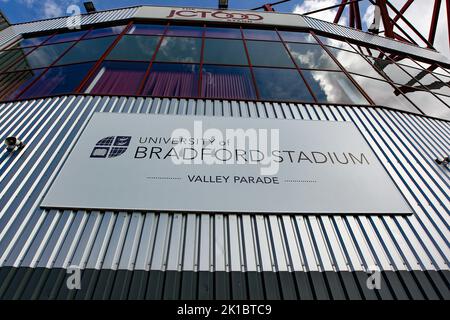 The University of Bradford Stadium, Bradford, England - 17.. September 2022 Blick von außen auf den Boden - vor dem Spiel Bradford City gegen Stevenage, Sky Bet League Two, 2022/23, The University of Bradford Stadium, Bradford, England - 17.. September 2022 Credit: Arthur Haigh/WhiteRoseFotos/Alamy Live News Stockfoto