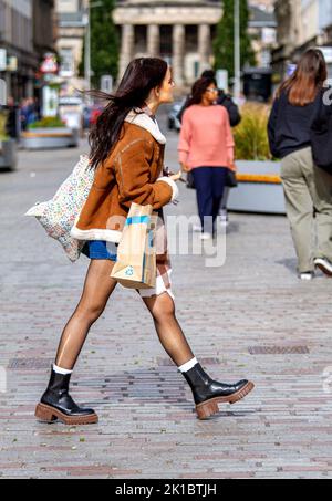 Dundee, Tayside, Schottland, Großbritannien. 17. September 2022. UK Wetter: Ein helles und kühles Wochenende, mit Temperaturen von nur 15 Grad in einigen Teilen von Nordostschottland. Der Herbst ist fast da, da modische Frauen aus der Region das Septemberwetter genießen, während sie im Stadtzentrum von Dundee einkaufen, obwohl es aufgrund der hohen Lebenshaltungskosten etwas konservativ ist. Kredit: Dundee Photographics/Alamy Live Nachrichten Stockfoto