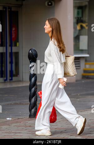 Dundee, Tayside, Schottland, Großbritannien. 17. September 2022. UK Wetter: Ein helles und kühles Wochenende, mit Temperaturen von nur 15 Grad in einigen Teilen von Nordostschottland. Der Herbst ist fast da, da modische Frauen aus der Region das Septemberwetter genießen, während sie im Stadtzentrum von Dundee einkaufen, obwohl es aufgrund der hohen Lebenshaltungskosten etwas konservativ ist. Kredit: Dundee Photographics/Alamy Live Nachrichten Stockfoto