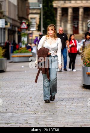 Dundee, Tayside, Schottland, Großbritannien. 17. September 2022. UK Wetter: Ein helles und kühles Wochenende, mit Temperaturen von nur 15 Grad in einigen Teilen von Nordostschottland. Der Herbst ist fast da, da modische Frauen aus der Region das Septemberwetter genießen, während sie im Stadtzentrum von Dundee einkaufen, obwohl es aufgrund der hohen Lebenshaltungskosten etwas konservativ ist. Kredit: Dundee Photographics/Alamy Live Nachrichten Stockfoto