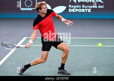 Hamburg, Deutschland. 17. September 2022. Der Belgier Michael Geerts wurde während eines Spiels zwischen dem französischen Gasquet und dem belgischen Geerts, dem ersten Spiel zwischen dem belgischen Team und Frankreich, in der Gruppe C der Gruppenphase des Davis-Cup-Finals 2022, am Samstag, den 17. September 2022, in Hamburg in Aktion gezeigt. Belgien tritt vom 13. Bis 18. September gegen Australien, Deutschland und Frankreich in der Gruppe C. BELGA AN Foto LAURIE DIEFFEMBACQ Quelle: Belga News Agency/Alamy Live News Stockfoto