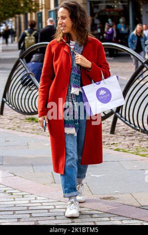 Dundee, Tayside, Schottland, Großbritannien. 17. September 2022. UK Wetter: Ein helles und kühles Wochenende, mit Temperaturen von nur 15 Grad in einigen Teilen von Nordostschottland. Der Herbst ist fast da, da modische Frauen aus der Region das Septemberwetter genießen, während sie im Stadtzentrum von Dundee einkaufen, obwohl es aufgrund der hohen Lebenshaltungskosten etwas konservativ ist. Kredit: Dundee Photographics/Alamy Live Nachrichten Stockfoto
