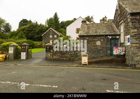 Hawkshead, Cumbria, Großbritannien, 15. August 2018 - Fassade eines Steingebäudes im Dorf Hawkshead in der South Lakeland, Großbritannien Stockfoto