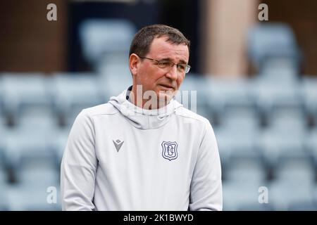 Dundee, Großbritannien. 17. September 2022. 17.. September 2022; Dens Park, Dundee, Schottland: Scottish Championship Football, Dundee versus Inverness Caledonian Thistle; Dundee-Manager Gary Bowyer inspiziert den Platz vor dem Spiel Credit: Action Plus Sports Images/Alamy Live News Stockfoto