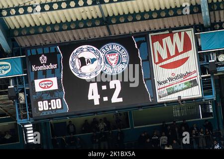 Bielefeld, Deutschland. 17. September 2022. Fußball: 2. Bundesliga, Arminia Bielefeld - Holstein Kiel, Matchday 9, Schüco Arena. Ansicht des Scoreboards mit dem Endergebnis 4:2. Quelle: Swen Pförtner/dpa - WICHTIGER HINWEIS: Gemäß den Anforderungen der DFL Deutsche Fußball Liga und des DFB Deutscher Fußball-Bund ist es untersagt, im Stadion und/oder vom Spiel aufgenommene Fotos in Form von Sequenzbildern und/oder videoähnlichen Fotoserien zu verwenden oder zu verwenden./dpa/Alamy Live News Stockfoto