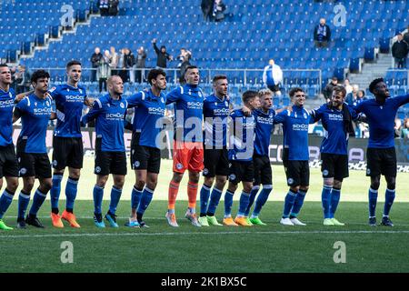 Bielefeld, Deutschland. 17. September 2022. Fußball: 2. Bundesliga, Arminia Bielefeld - Holstein Kiel, Matchday 9, Schüco Arena. Bielefelds Spieler jubeln nach dem Spiel. Quelle: Swen Pförtner/dpa - WICHTIGER HINWEIS: Gemäß den Anforderungen der DFL Deutsche Fußball Liga und des DFB Deutscher Fußball-Bund ist es untersagt, im Stadion und/oder vom Spiel aufgenommene Fotos in Form von Sequenzbildern und/oder videoähnlichen Fotoserien zu verwenden oder zu verwenden./dpa/Alamy Live News Stockfoto