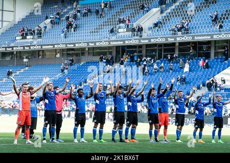 Bielefeld, Deutschland. 17. September 2022. Fußball: 2. Bundesliga, Arminia Bielefeld - Holstein Kiel, Matchday 9, Schüco Arena. Bielefelds Spieler jubeln nach dem Spiel. Quelle: Swen Pförtner/dpa - WICHTIGER HINWEIS: Gemäß den Anforderungen der DFL Deutsche Fußball Liga und des DFB Deutscher Fußball-Bund ist es untersagt, im Stadion und/oder vom Spiel aufgenommene Fotos in Form von Sequenzbildern und/oder videoähnlichen Fotoserien zu verwenden oder zu verwenden./dpa/Alamy Live News Stockfoto