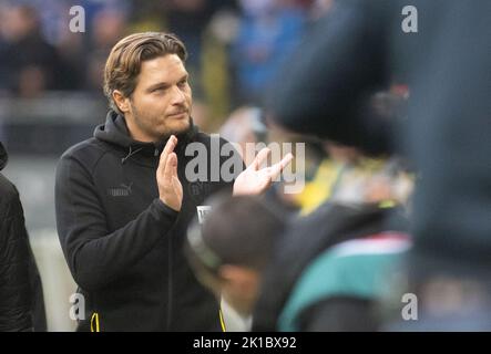 Dortmund, Deutschland. 17. September 2022. Fußball: Bundesliga, Borussia Dortmund - FC Schalke 04, Matchday 7, Signal Iduna Park. Dortmunder Trainer Edin Terzic. Kredit: Bernd Thissen/dpa - WICHTIGER HINWEIS: Gemäß den Anforderungen der DFL Deutsche Fußball Liga und des DFB Deutscher Fußball-Bund ist es untersagt, im Stadion und/oder vom Spiel aufgenommene Fotos in Form von Sequenzbildern und/oder videoähnlichen Fotoserien zu verwenden oder zu verwenden./dpa/Alamy Live News Stockfoto