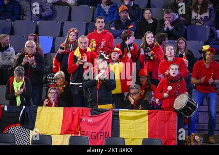 Hamburg, Deutschland. 17. September 2022. Belgische Fans, die während eines Spiels zwischen dem französischen Gasquet und dem belgischen Geerts, dem ersten Spiel zwischen dem belgischen Team und Frankreich, in der Gruppe C der Gruppenphase des Davis-Cup-Finals 2022, am Samstag, den 17. September 2022, in Hamburg, Deutschland, abgebildet wurden. Belgien tritt vom 13. Bis 18. September gegen Australien, Deutschland und Frankreich in der Gruppe C. BELGA AN Foto LAURIE DIEFFEMBACQ Quelle: Belga News Agency/Alamy Live News Stockfoto