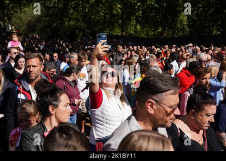 Mitglieder der Öffentlichkeit stehen Schlange, um Zugang zum Green Park in London zu erhalten, während sie darauf warten, Blumen und Ehrungen an Königin Elizabeth II. Vor ihrer Beerdigung am Montag zu legen. Bilddatum: Samstag, 17. September 2022. Stockfoto