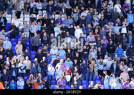 Coventry City-Fans applaudieren den Spielern, nachdem sie sich vor dem Sky Bet Championship-Spiel in St. Andrew's, Birmingham, aufgewärmt haben. Bilddatum: Samstag, 17. September 2022. Stockfoto