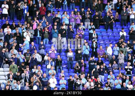 Coventry City-Fans applaudieren den Spielern, nachdem sie sich vor dem Sky Bet Championship-Spiel in St. Andrew's, Birmingham, aufgewärmt haben. Bilddatum: Samstag, 17. September 2022. Stockfoto