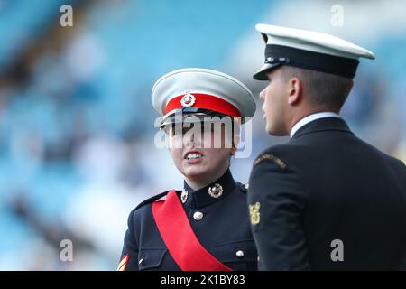 Sheffield, Großbritannien. 17. September 2022. Ein Militärmitglied vor dem Spiel der Sky Bet League 1 Sheffield Wednesday gegen Ipswich Town in Hillsborough, Sheffield, Vereinigtes Königreich, 17.. September 2022 (Foto von Simon Bissett/News Images) Credit: News Images LTD/Alamy Live News Stockfoto