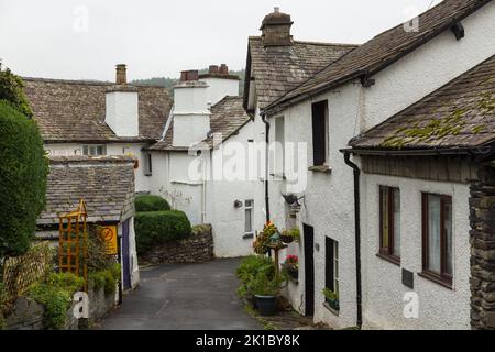 Hawkshead, Cumbria, Großbritannien, 15. August 2018 - Fassade eines weißen Gebäudes im Dorf Hawkshead in der South Lakeland, Großbritannien Stockfoto