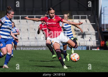 Leigh, Großbritannien. 17. September 2022. Leigh, England, 17. 2022. September: Martha Thomas (9 Manchester United) trifft den Ball während des Barclays FA Womens Super League-Spiels zwischen Manchester United und Reading im Leigh Sports Village in Leigh, England (Natalie Mincher/SPP) Credit: SPP Sport Press Photo. /Alamy Live News Stockfoto