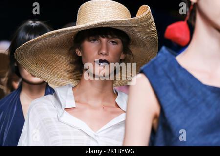 Madrid, Spanien. 17. September 2022. Während der Mercedes-Benz Fashion Week Madrid laufen die Models mit einer Kreation von Ulises Merida auf der Piste. Kredit: SOPA Images Limited/Alamy Live Nachrichten Stockfoto