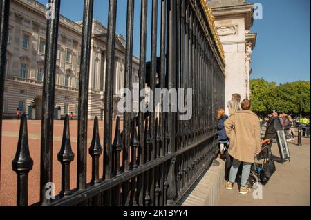 London, Großbritannien, 17.. September 2022. Familie trauert am Buckingham Palace. Cristina Massei/Alamy Live News Stockfoto