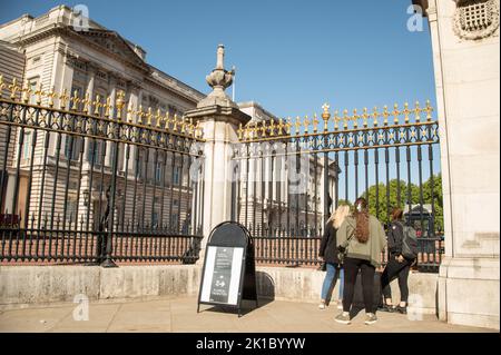 London, Großbritannien, 17.. September 2022. Jugendliche, die der Queen im Buckingham Palace ihren Respekt zollen. Cristina Massei/Alamy Live News Stockfoto