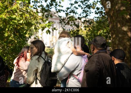 London, Großbritannien, 17.. September 2022. Trauert am Buckingham Palace. Cristina Massei/Alamy Live News Stockfoto