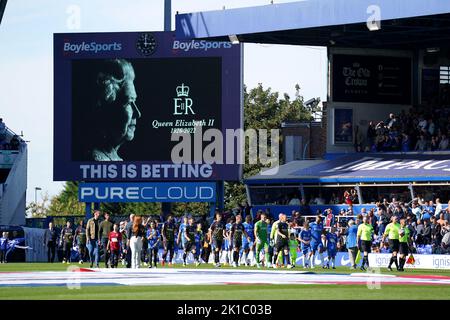 Spieler aus Birmingham City und Coventry City betreten das Spielfeld als Großleinwand zu Ehren des Todes von Queen Elizabeth II am Donnerstag, dem 8. September 2022, vor dem Sky Bet Championship-Spiel in St. Andrew's, Birmingham. Bilddatum: Samstag, 17. September 2022. Stockfoto