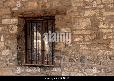 Fenster mit Sperrinen in einem alten Gebäude Stockfoto