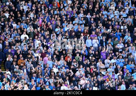 Coventry City-Fans applaudieren den Spielern, nachdem sie sich vor dem Sky Bet Championship-Spiel in St. Andrew's, Birmingham, aufgewärmt haben. Bilddatum: Samstag, 17. September 2022. Stockfoto